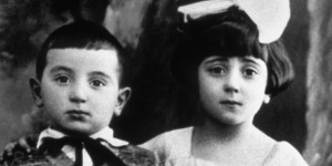 191016_Theatre_Aznavour_Archives-famille-Aznavour-Photographie-d’Aïda-et-Charles-en-1927_Theatres-de-la-Ville-de-Luxembourg_szenik-1140x570